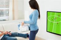 يُفضّل كرة القدم عليكِ؟ هكذا تتعاملين معه