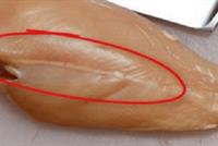 معلومة صحيّة مهمّة.. ماذا يعني الخط الأبيض في الدجاج؟