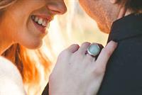 تلميحات تكشف وقوعه في حبكِ.. اكتشفيها