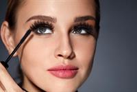 تعانين من تلطخ الماسكارا.. إليك 4 حيل لتجنب ذلك 