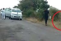  فيديو يُحرج وزيراً... قضى حاجته على قارعة الطريق!