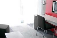 يسرق أجهزة التلفزيون من الفنادق.. وهكذا يهرّبها