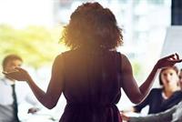 النساء يقضين 4 أشهر في اختيار ملابس العمل! 