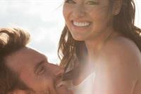 كيف تلمعين بأنوثتكِ أمام زوجكِ البارد عاطفيًا؟ 