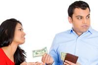 إذا كان زوجكِ بخيلاً.. فما الحل لتغيير طبعِه؟ 