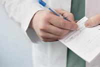 لهذه الأسباب يكتب الأطباء بخط غير مفهوم!