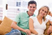 8 أسباب توقع الرجل في حب المرأة الأكبر سناً! 