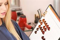 الصبغات الصناعية أم الحناء.. أيهما الأفضل لشعرك؟ 