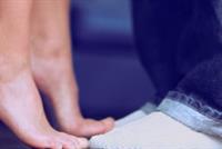 خبرٌ سار للمرأة القصيرة.. هكذا ينظرُ إليك الرجل! 