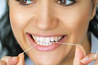 4 أسباب ستجعلك تستخدمين خيط تنظيف الأسنان يوميًا 
