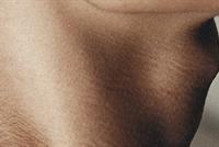 لماذا تظهر تفاحة آدم للرجال فقط؟