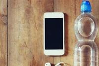 ضع زجاجة مياه قرب هاتفك.. وهذا ما سيحصل