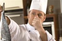 طرق بسيطة تساعدك على إزالة رائحة السمك بعد الطهي