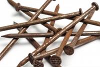 بالخطوات.. هذا ما عليكم فعله إذا دخل مسمار في قدمكم