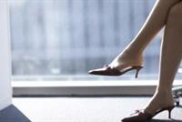  بعد قراءة هذا الخبر لن تضعوا ساقاً فوق أخرى أثناء الجلوس.. إليكم تأثير هذه الوضعيّة على صحّتكم