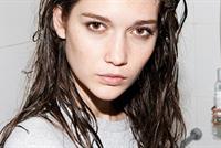 مشاكل صحية قد تتعرض لها إذا نمت وشعرك مبلل.. تعرف إليها 