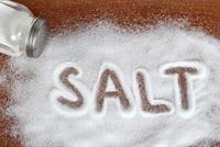 انتبهوا… الإفراط في الملح يهدّد عظامكم!