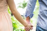 لهذا السبب يجب أن تمسكي يد زوجك أثناء الولادة 