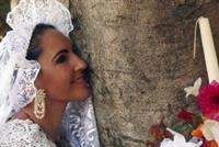  في هذه الدولة النساء يتزوجن الشجر .. ما السبب؟