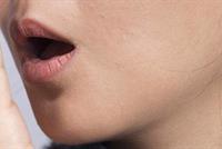 بعيدًا عن الطعام.. 4 أسباب لرائحة الفم الكريهة