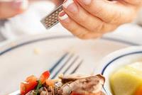 استخدام الهاتف عند الاكل يهدد سعادتك