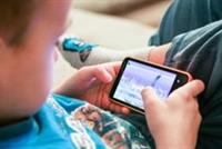 تحذير من استخدام الاطفال للهواتف قبل النوم