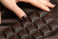 إذا أردتِ إنقاص وزنكِ... تناولي الشوكولا الداكنة!