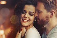 هذه التصرفات البسيطة ستجعل شريكك متيّماً بكِ! 