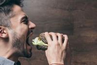 يزعجك صوت القرمشة.. فأنت مصاب بالـ  ميسوفونيا 