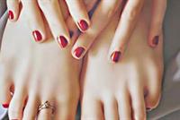 سيدتي… إليكِ بعض الحيل لمنع “تقشّر” الطلاء عن أظافرك