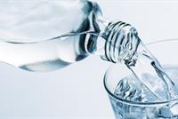  لا تشربوا الماء وقوفاً.. وإلاً! 