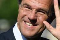 بالفيديو.. رئيس وزراء ينظف الأرض والعاملات يصفقن!