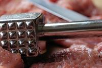  سرقة مصرف بأداة تقطيع لحوم 