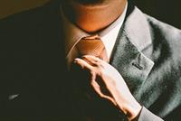  فرغت بطارية هاتفه أو خلد الى النوم باكراً.. أكاذيب شائعة عند كل رجل! 