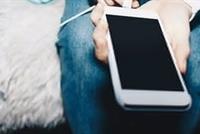  لهذا السبب تجنب شحن هاتفك وأنت نائم