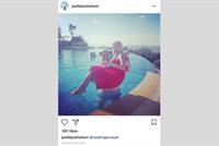 بالصورة - نديم الجميل في حوض السباحة برفقة فنانة مشهورة !