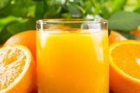 شرب عصير البرتقال يوميا يخفض خطر الإصابة بمرض شائع