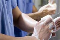  لهذا السبب.. طبيب لم يغسل يديه بالصابون منذ 20عاماً 