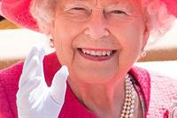  لماذا تضع الملكة اليزابيث القفازات البيضاء دائماً؟