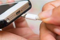 هاتفك الذكي لا يتنصت عليك... لكنه أخطر مما تتصور