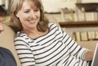 ما هي المخاطر التي تنتج عن انشغال الاهل بالسوشيال ميديا؟