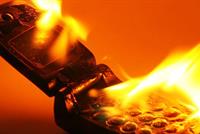  مشاهد إخلاء طائرة بعد انفجار بطارية هاتف بداخلها قبل لحظات من إقلاعها