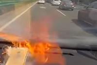  بالفيديو: لحظة انفجار هاتف آيفون داخل سيارة سيدة 