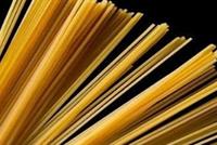 كيف يُمكن كسر المعكرونة الجافة إلى قطعتين فقط؟