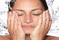 غسلت وجهها بالمياه الغازية يومياً! ما النتيجة؟