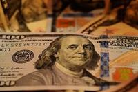 موظف استلم 100 ضعف راتبه الشهري بسبب 