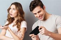 كيف تُبعدين زوجك عن الهاتف والتلفزيون؟ إليكِ الحلّ