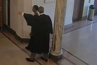  استقالة قاض بعدما ظهر بفيديو وهو يلامس امرأة في المحكمة! 