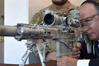 بوتين يستعرض مهاراته ببندقية قنص