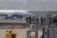 أراد شحن هاتفه بطريقة مريبة... فألقي به خارج الطائرة